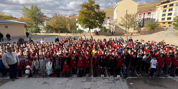 81 ildeki tüm okullarda sabah 08.00'da 1 dakikalığına hayat durdu! Tüyler diken diken oldu