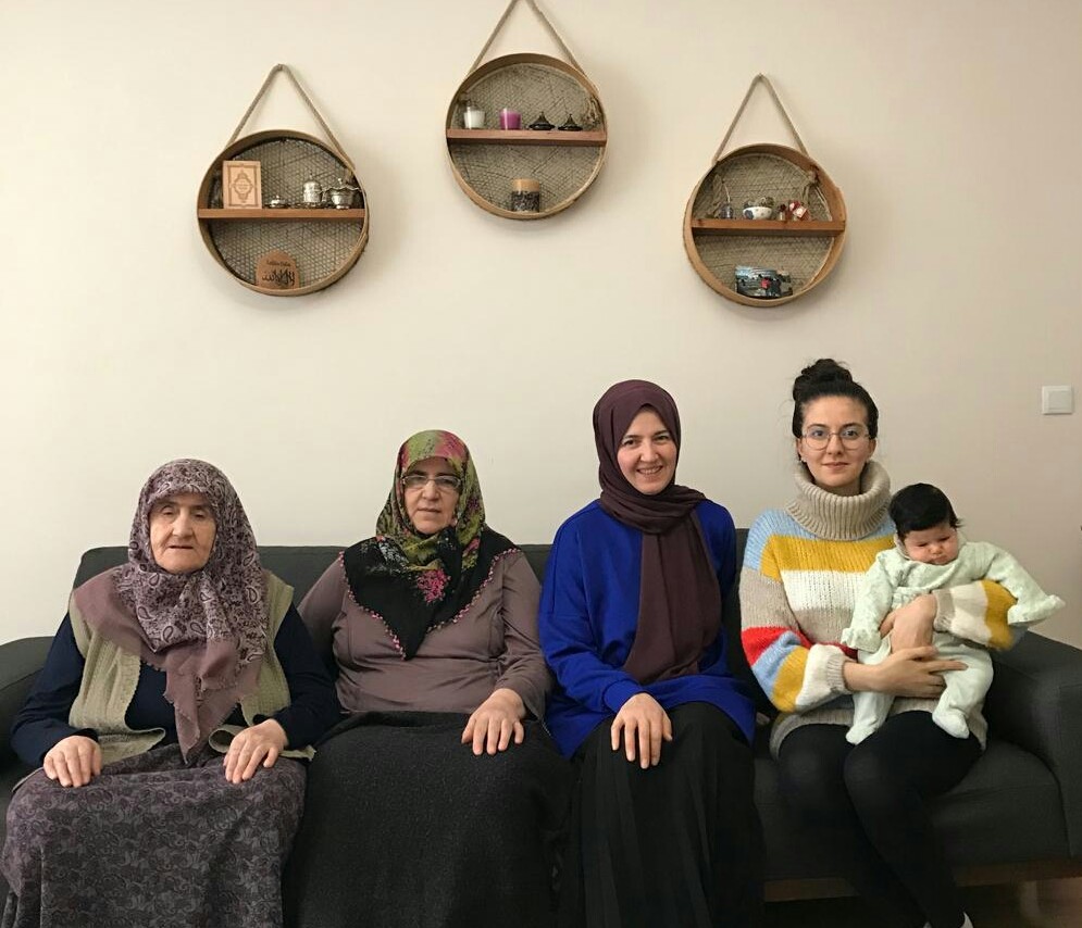 81 yaşında torununun torununu gördü 
