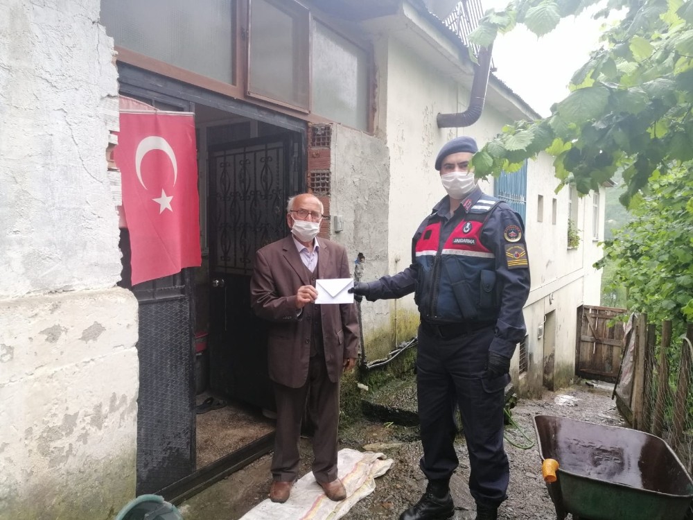 81 yaşındaki Bekir amcadan duygulandıran bağış 