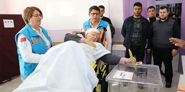 81 yaşındaki Kıymet teyze oyunu sedyeden kullandı