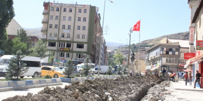 Tozlu, çukurlu bir şehir yeniden ihya ediliyor