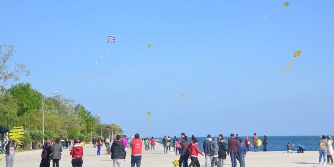 Gökyüzü uçurtmalarla renklendi