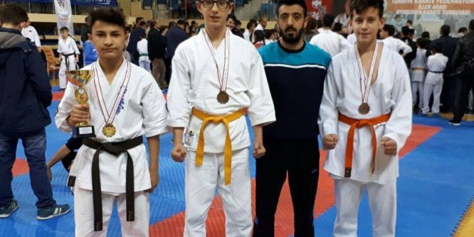 Yıldırımlı karateciler madalyaları topladı