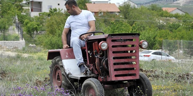 82 yaşındaki mini traktör görenleri şaşırtıyor