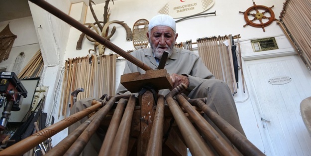 82 yaşındaki ustadan sanat eseri bastonlar!