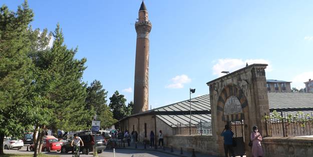 825 yıllık Ulu Camii'nin restorasyon çalışmalarına eğik minaresinden başlanacak