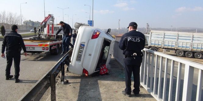 Otomobil köprüden düşmekten son anda kurtuldu