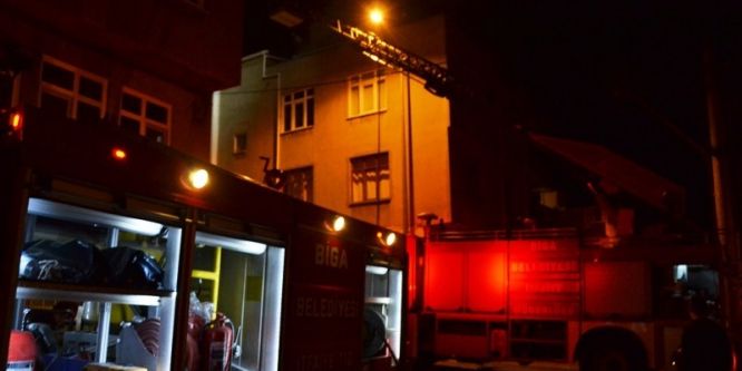 Biga’da bir evin çatısı yandı