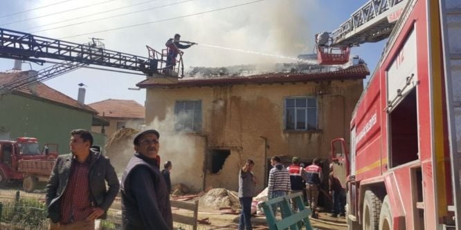 Isparta’da ev yangını