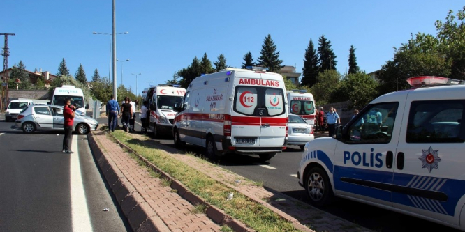 Yolcu minibüsü ile otomobil çarpıştı: 5 yaralı