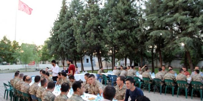 Başkan Özel iftarı askerlerle açtı