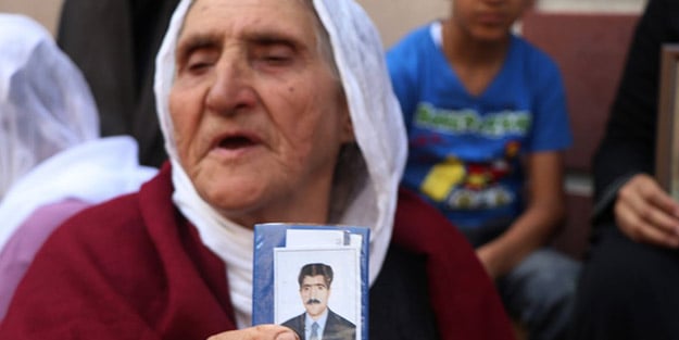 83 yaşındaki ana HDP il binası önünde