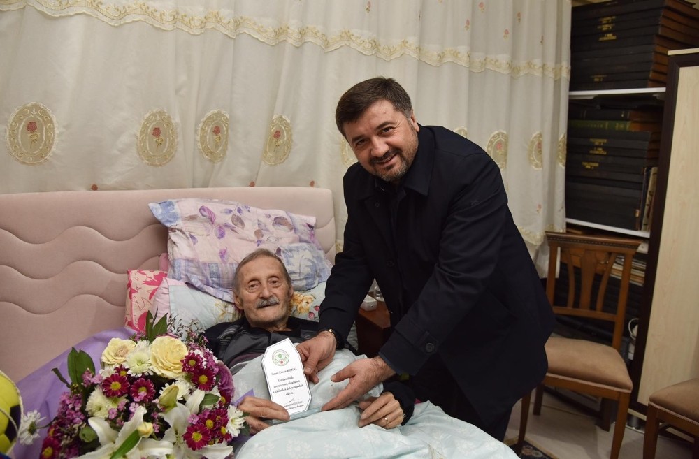 83 yaşındaki gazeteci geçirdiği ameliyat sonrası mesleğe döneceği günü bekliyor 
