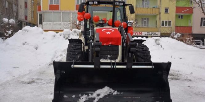 Güroymak Belediyesine kepçe hibe edildi