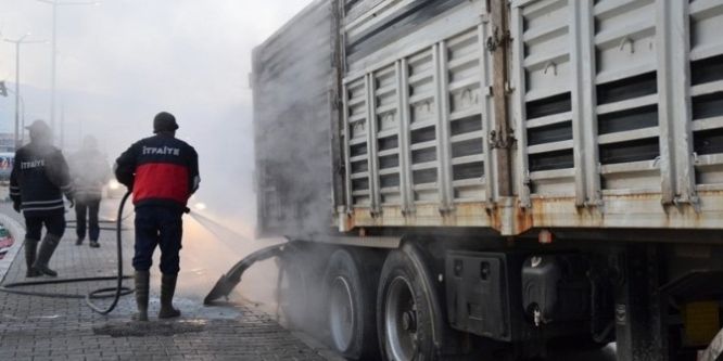 Kamyonun balataları ısınınca lastikleri yandı