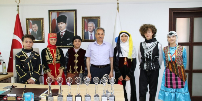 Başkan Akkaya’ya dans ve halk oyunları ekiplerinden ziyaret