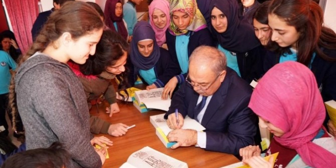 Başkan Hüsrev Kutlu, öğrencilere kitap dağıttı