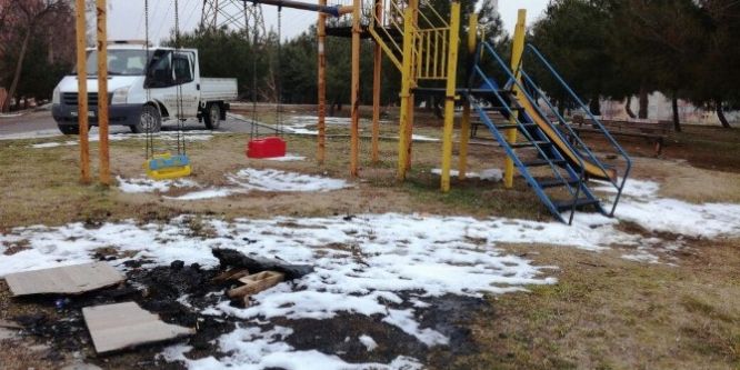Edirne’de çocuk parklarını yaktılar