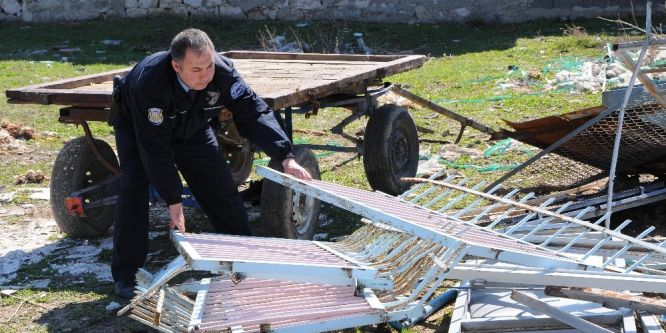 Talan edilen okul malzemeleri evlerin bahçelerinden çıkıyor