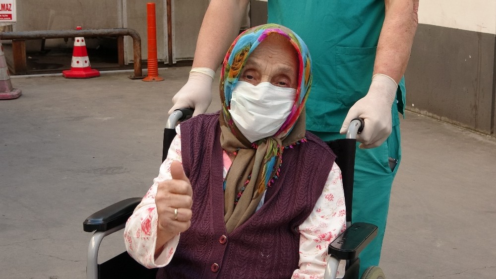 84 yaşındaki felçli kadın korona virüsünü yendi 