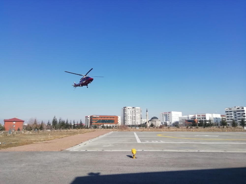 84 yaşındaki hasta hava ambulansı ile hastaneye yetiştirildi 