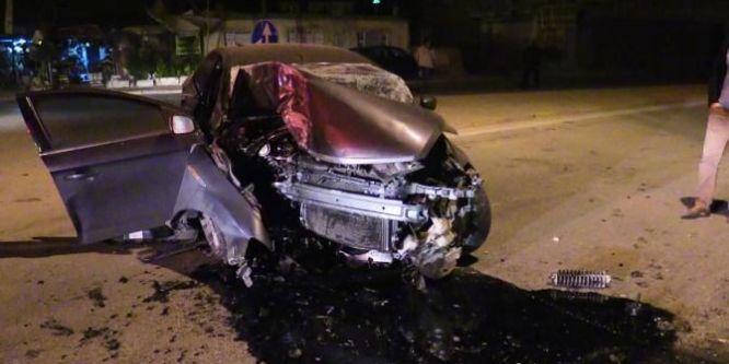 Otomobil elektrik direğine çarptı: 1 ölü, 1 yaralı