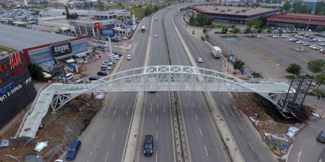 Büyükşehir’den, bir gecede yaya köprüsü