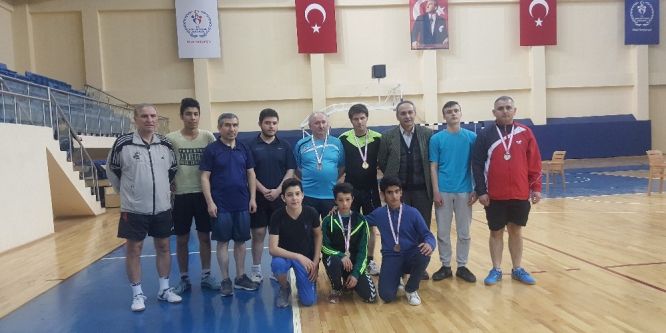 Masa tenisi turnuvasında madalyaları topladılar