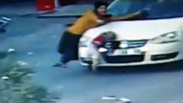 Oğlunu otomobilin altında kalmaktan kurtaramadı