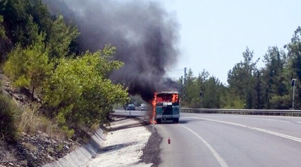 Seyir halindeki minibüs alev alev yandı
