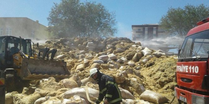 Şanlıurfa’da saman yığını alev aldı