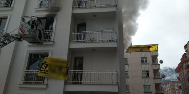 Rize’de bir apartman dairesinde çıkan yangın paniğe neden oldu