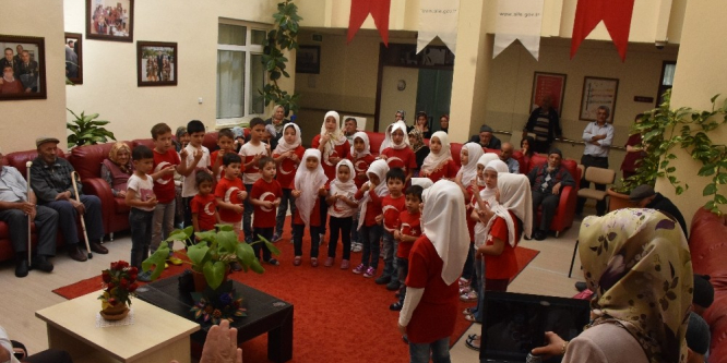 Miniklerden, yaşlılara “huzur” ziyareti