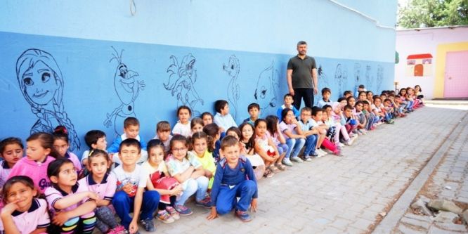 Hayallerindeki kahramanları okul duvarlarına çizdiler