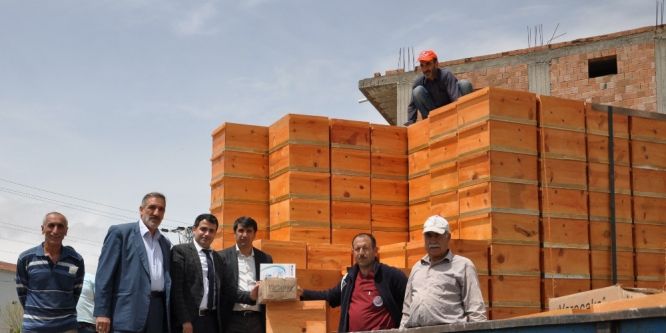 Sincik’te bin 50 adet arılı kovan dağıtıldı