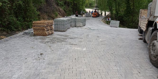 Erdemli Belediyesi yolları parke taşlarla döşüyor