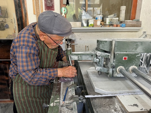 85'lik Mehmet Amca kendi elleriyle mezar taşını hazırladı
