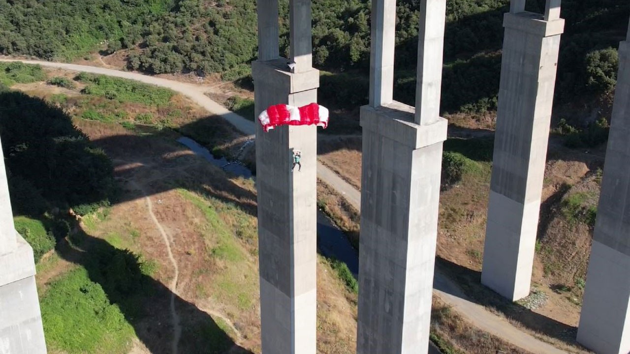 86 metre yükseklikten atlayış! İstanbul semalarında nefes kesen gösteri