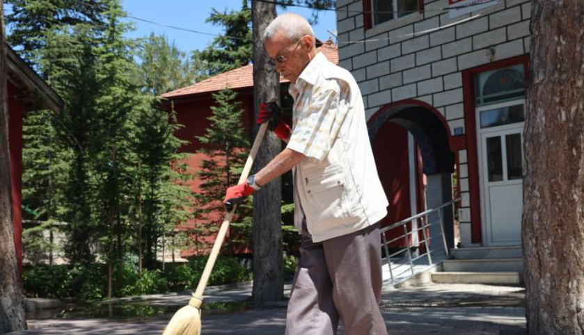 86 yaşında... Kolunda platin bacağındaki protezle her gün cami temizliyor