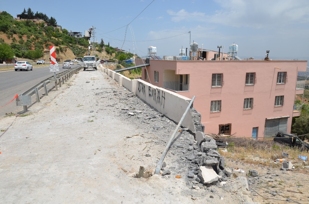 86 yaşındaki sürücü yoldan çıkan aracıyla uçtu 
