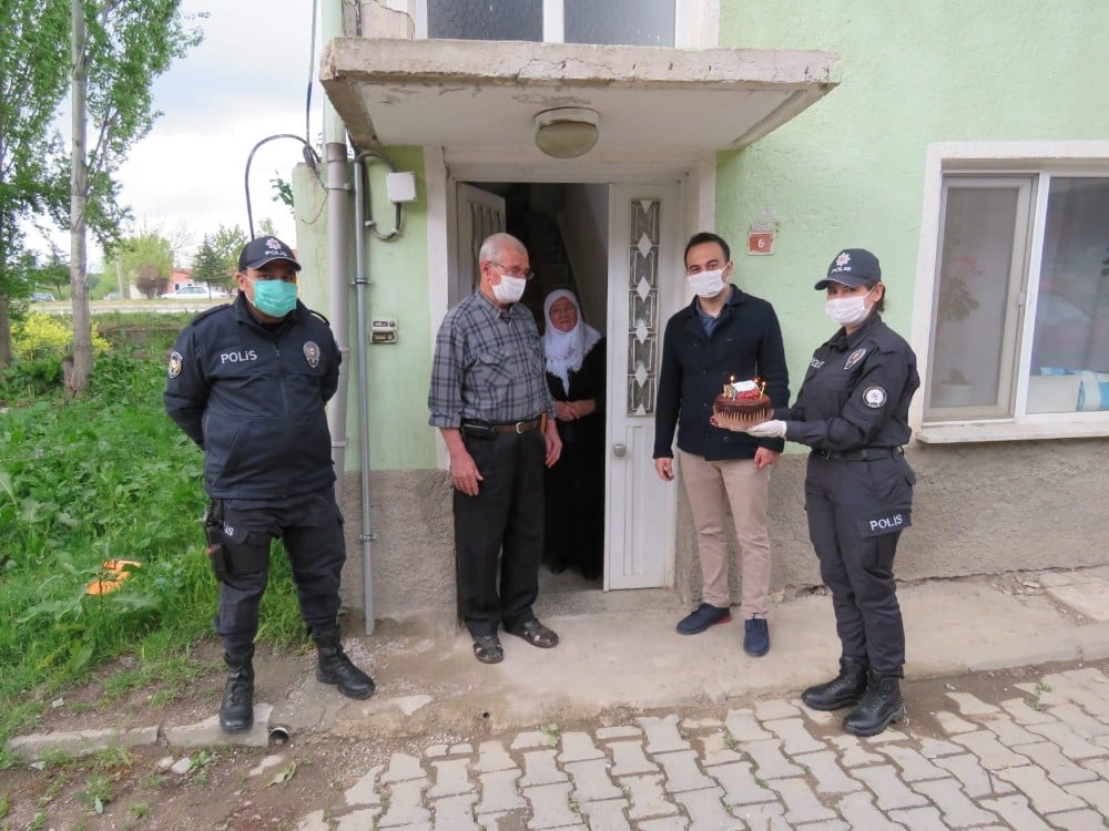 86 yaşındaki vatandaşa polisten doğum günü sürprizi 
