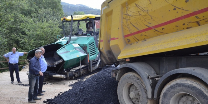 Yığılca’da asfat çalışmaları sürüyor