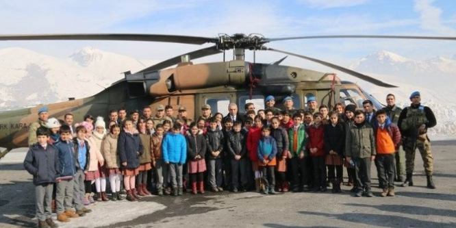 Hakkari'de Mehmetçik, minik öğrencileri misafir etti
