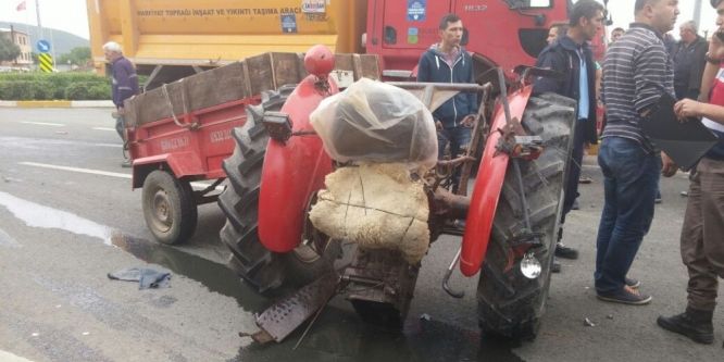 Kamyonla çarpışan traktör ikiyi bölündü