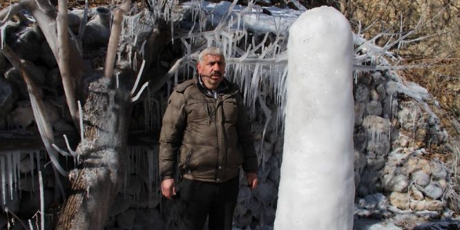 Patlayan su hortumu buzdan sütun oluşturdu