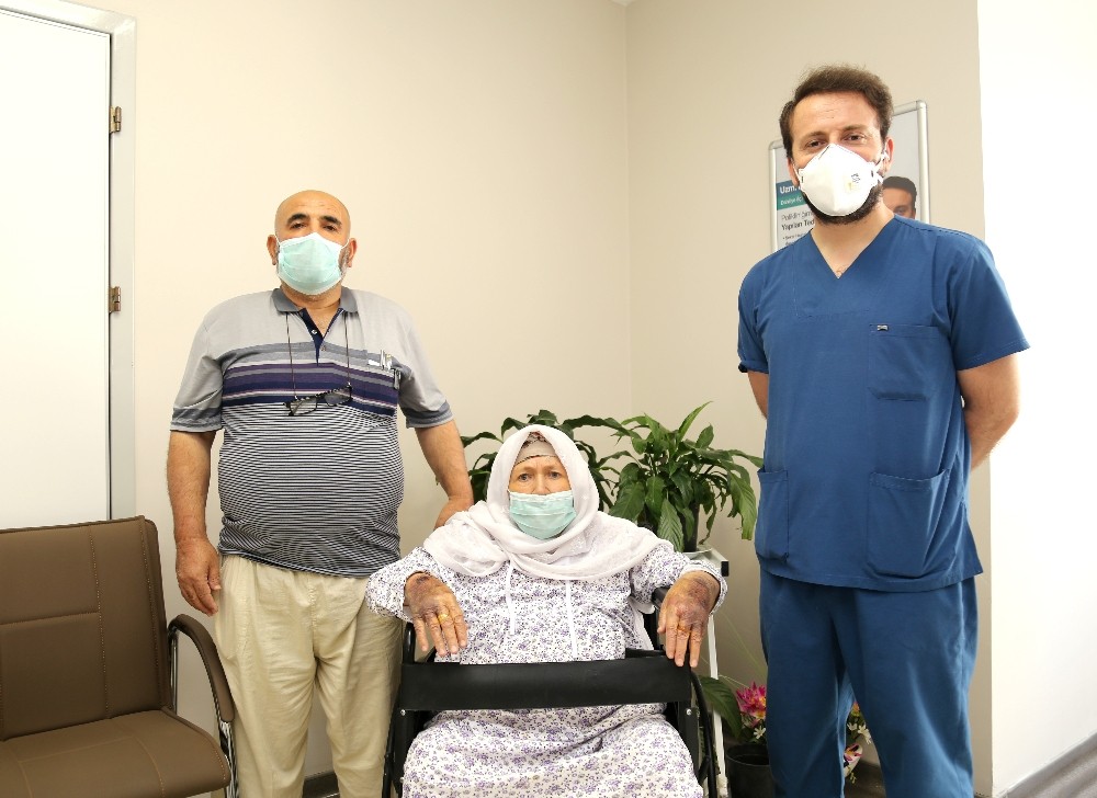 87 yaşında Korona virüsü yenerek taburcu oldu 