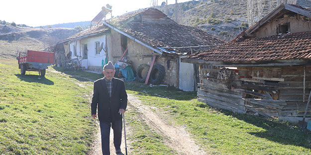 87 yaşındaki İbrahim dede terk edilmiş köyde tek başına yaşıyor