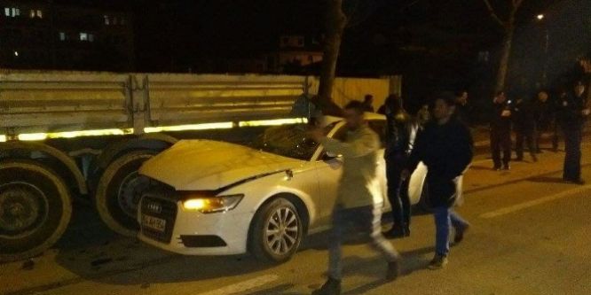 Otomobil TIR’ın altına girdi: 1 yaralı