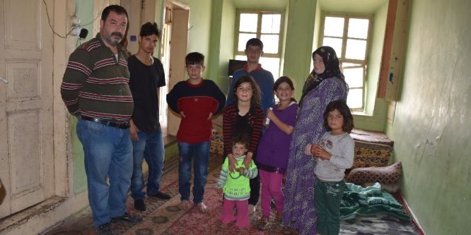 Polisiz diyerek Suriyeli aileyi silahla gasp ettiler