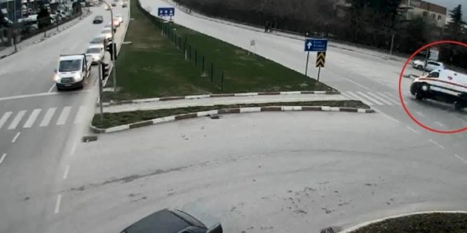 Ambulans kazası MOBESE kameralarına yansıdı